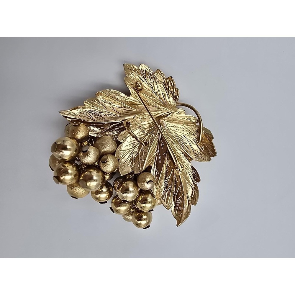Vintage Napier Grape & Leaf Cluster Brooch Gold Tone Eugene Bertolli Dangle - Picture 2 of 8